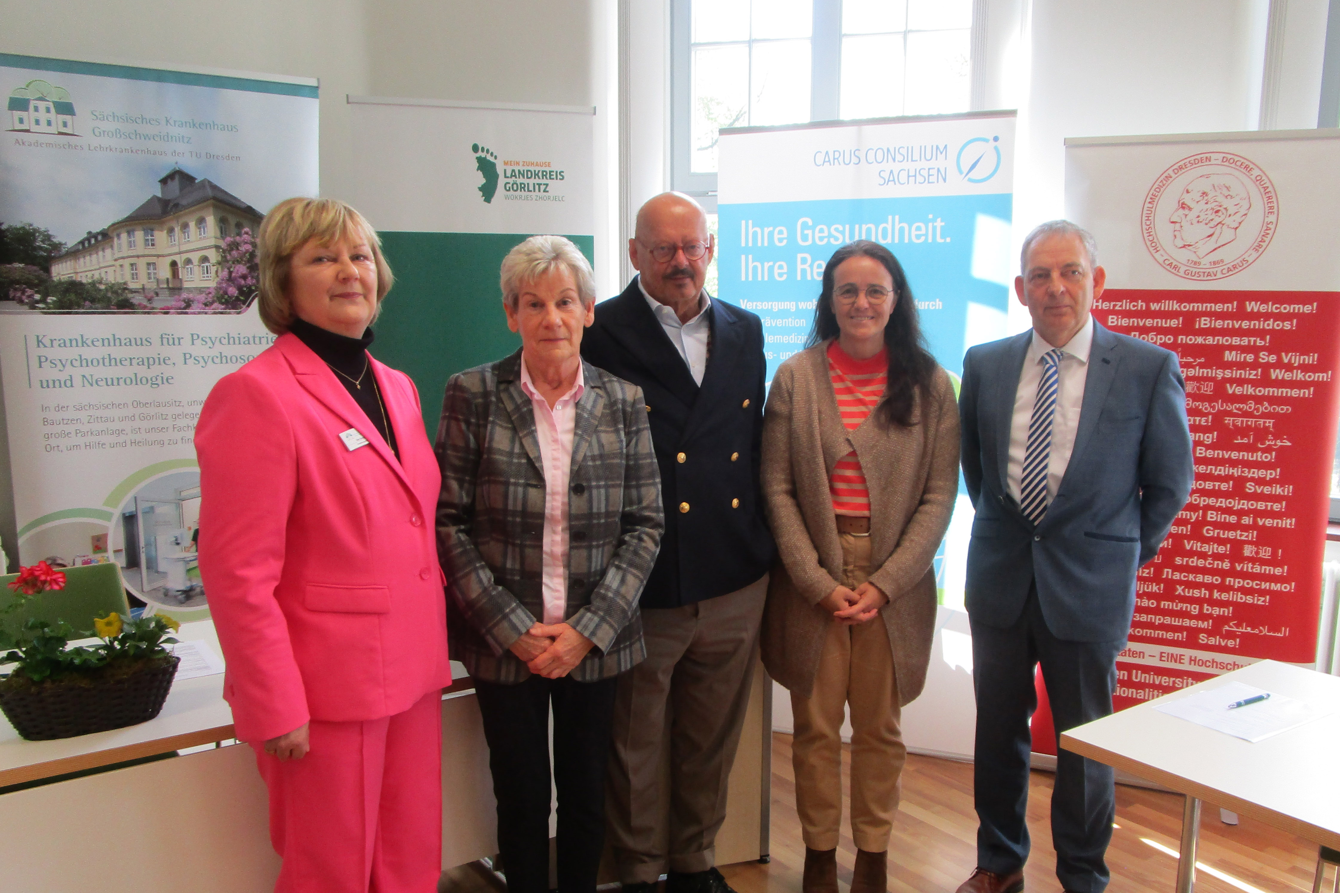 Photo f.l.t.r.: Ute Gawollek, Verwaltungsdirektorin SKH Großschweidnitz; Martina Weber, 2. Beigeordnete Landkreis Görlitz; Prof. Dr. med. D. Michael Albrecht, Medizinischer Vorstand des UKD; Staatssekretärin Dagmar Neukirch; Raimund Böhle, Prokurist Carus Consilium Sachsen GmbH (Bildnachweis: Sächsisches Krankenhaus Großschweidnitz)